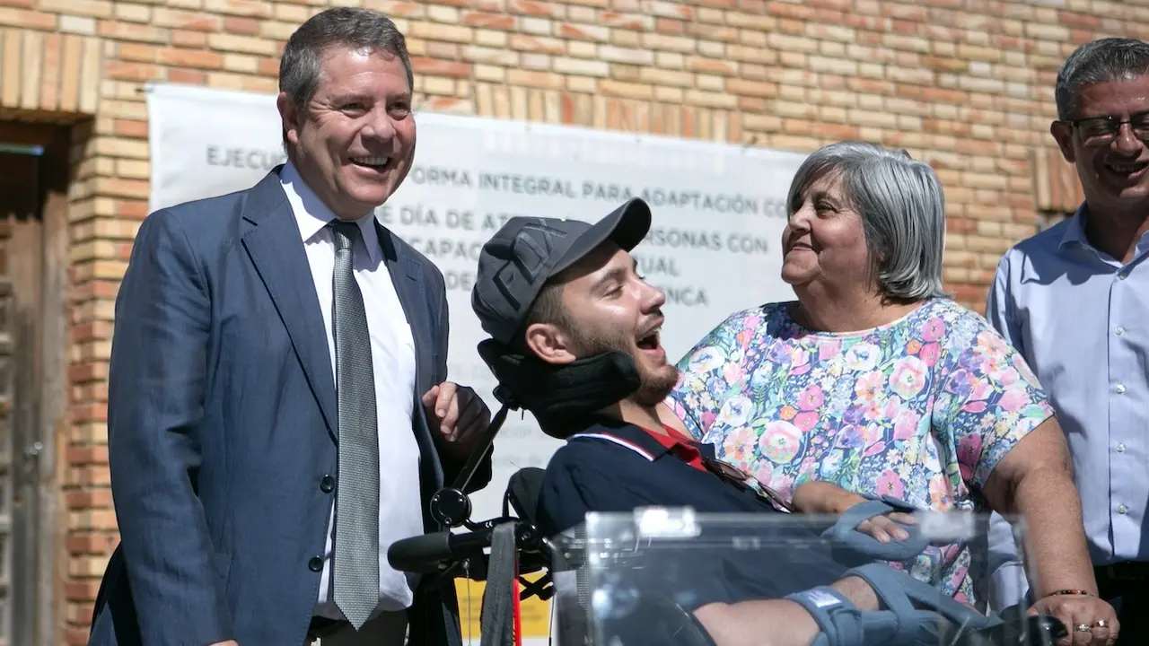 El presidente de Castilla-La Mancha, Emiliano García-Page, ha puesto la primera piedra de la reforma del Centro de Día para personas con discapacidad intelectual de Motilla del Palancar (Cuenca)