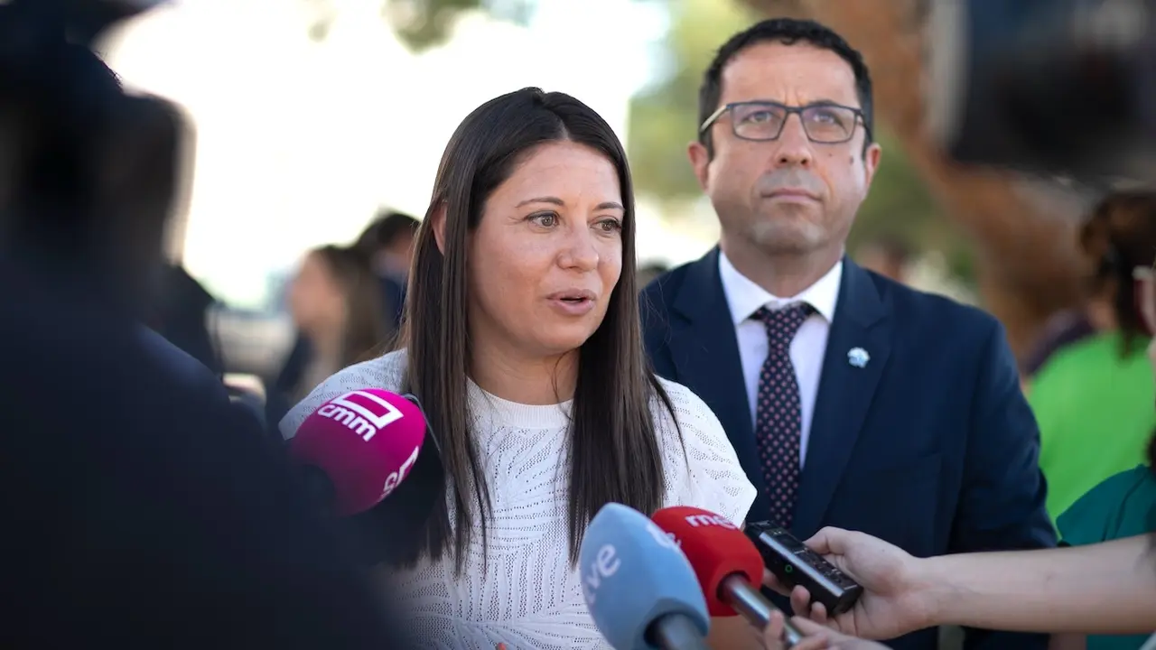 La consejera de Bienestar Social de Castilla-La Mancha, Bárbara García Torijano, atendiendo a los medios este viernes en Motilla del Palancar (Cuenca)