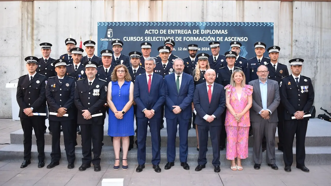 El viceconsejero de Administración Local y Coordinación Administrativa, Eusebio Robles, y el director general de Protección Ciudadana, Emilio Puig, han asistido al acto institucional de clausura de cursos selectivos de formación de ascenso para policías locales