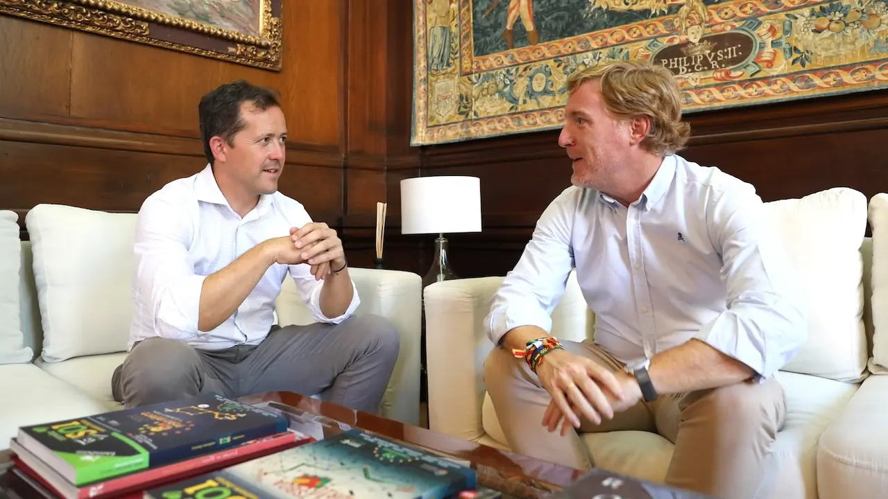 El alcalde de Toledo, Carlos Velázquez ha mantenido una reunión en el Ayuntamiento con el alcalde de Badajoz, Ignacio Gragera