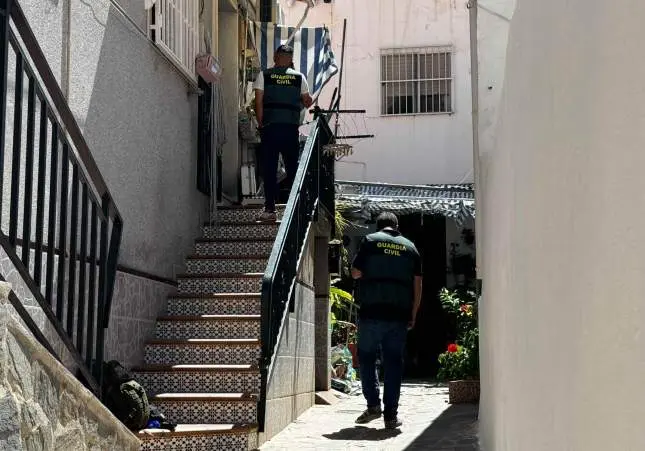 Apuñala a su pareja en el pecho y se intenta quitar la vida cortándose el cuello