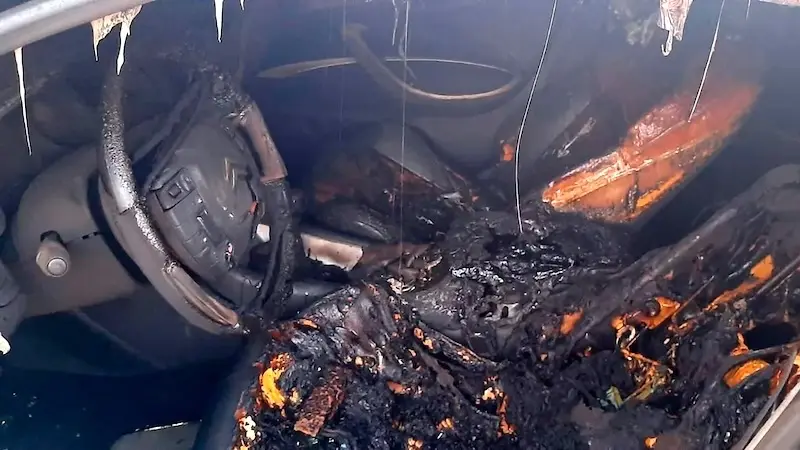 Se vengan de dos agentes de policía prendiéndoles fuego sus coches particulares