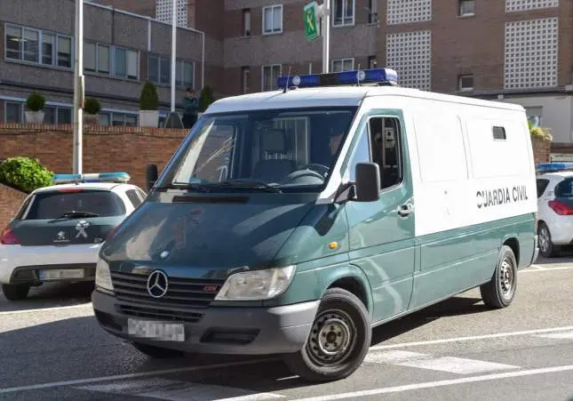 Muere una mujer arrollada por un furgón de la Guardia Civil cuando volvía de comprar