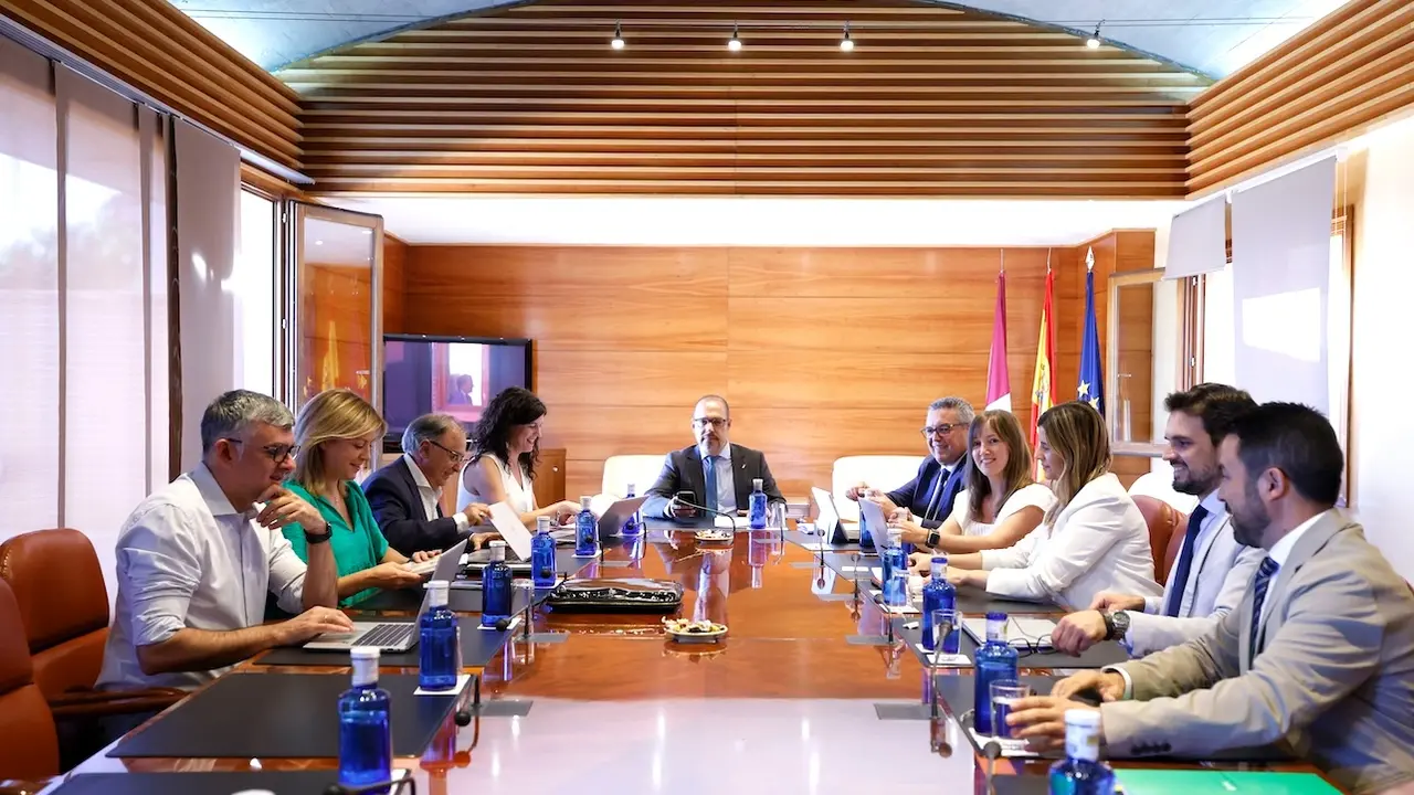 En la imagen un instante de la reunión de la Junta de Portavoces y Mesa de las Cortes de Castilla-La Mancha
