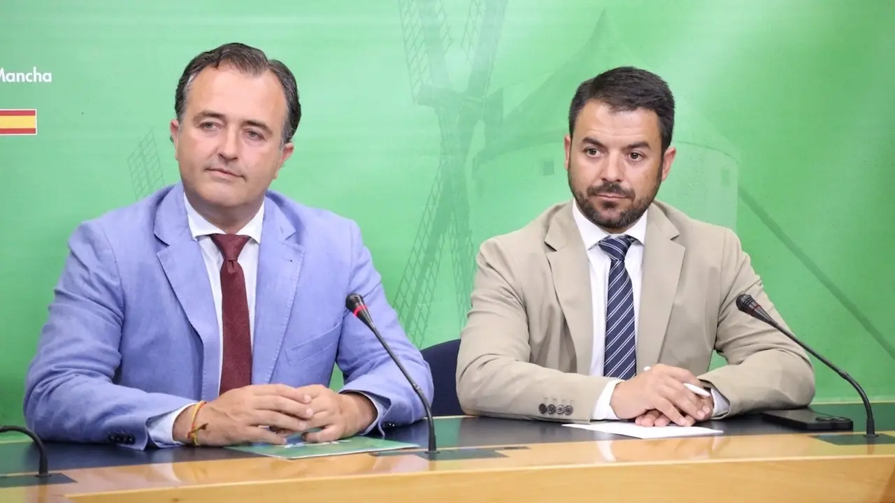 El presidente de Vox en las Cortes de Castilla-La Mancha, David Moreno, y el portavoz parlamentario, Iván Sánchez, durante la rueda de prensa que han ofrecido