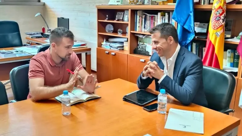 El secretario de Empleo y Políticas Sociales y de Juventud de CCOO Castilla-La Mancha, Juan Carlos del Puerto, reunido con el director general de Juventud y Deportes de la Junta, Carlos Alberto Yuste