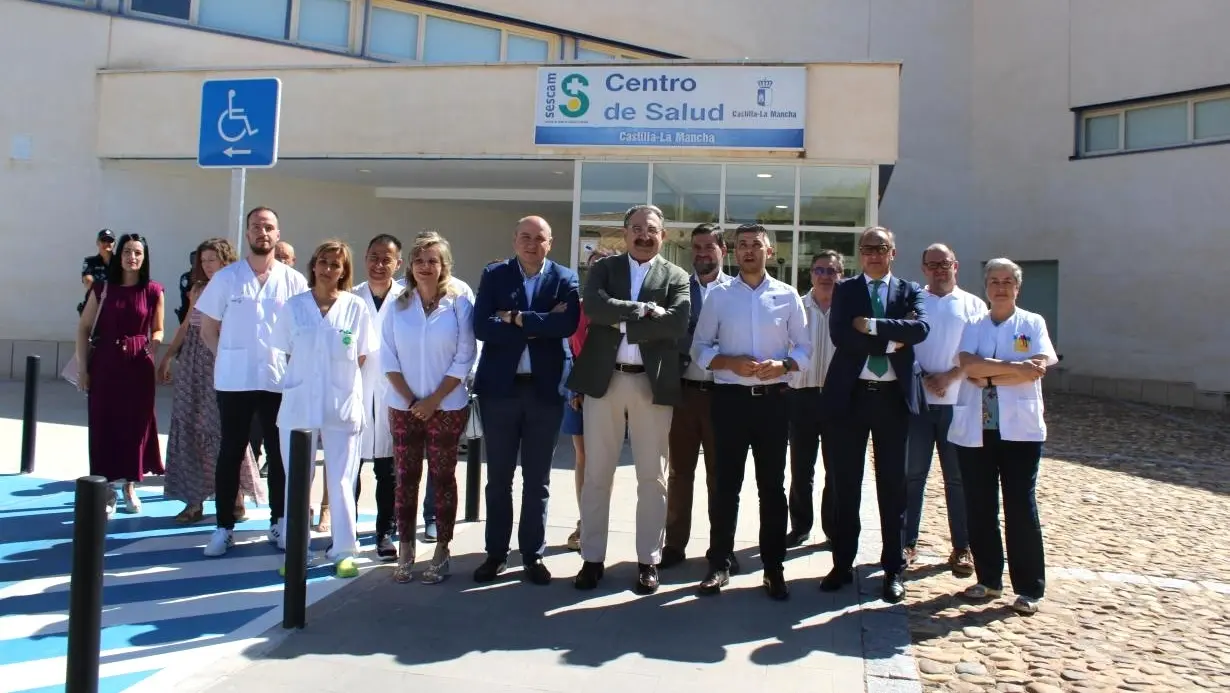 El consejero de Sanidad de Castilla-La Mancha, Jesús Fernández Sanz, durante la visita que ha realizado al centro de salud de Campo de Criptana (Ciudad Real)