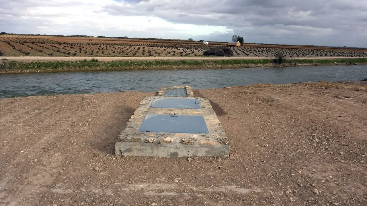 Entrada de agua a un pozo de recarga en el canal del río Guadiana - EFE/Beldad