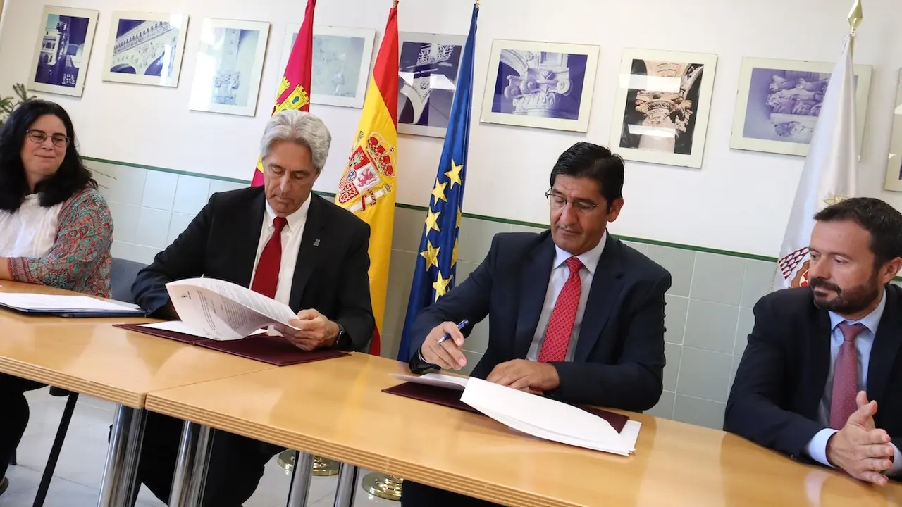 El vicepresidente segundo del Gobierno de Castilla-La Mancha, José Manuel Caballero, firma, en el edificio multidepartamental del Campus de Guadalajara con el rector de la Universidad de Alcalá (UAH), José Vicente Saz Pérez, el convenio de colaboración para el desarrollo de proyectos de memoria democrática