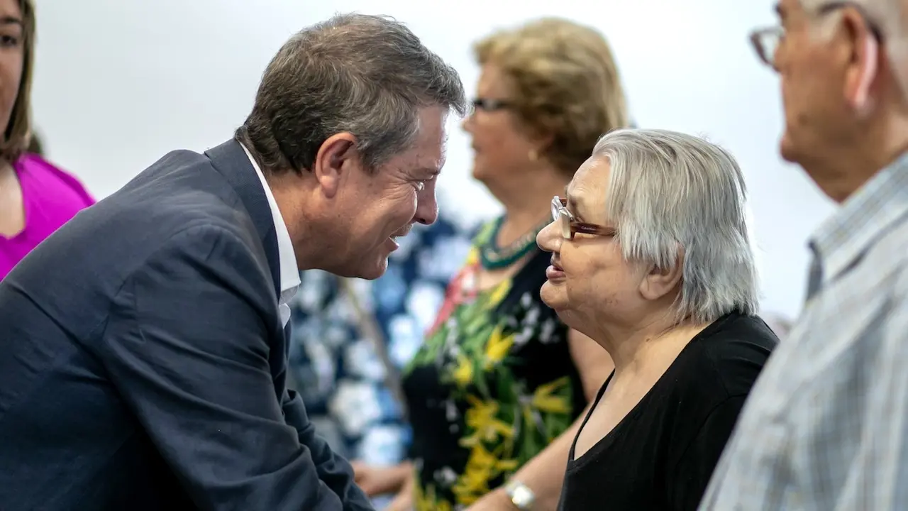 El presidente de Castilla-La Mancha, Emiliano García-Page, ha inaugurado la reforma y ampliación de la vivienda de mayores de Buenasbodas (Toledo)