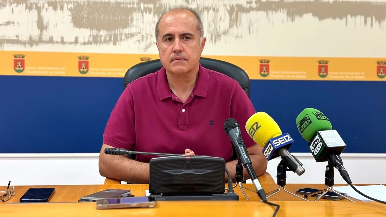 El portavoz del equipo de Gobierno del Ayuntamiento de Talavera de la Reina, Jesús García-Barroso, durante la rueda de prensa que ha ofrecido