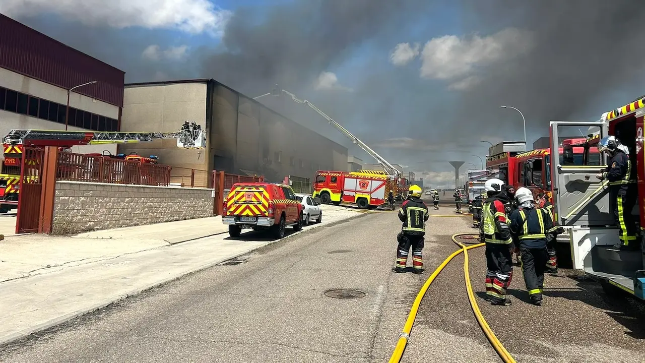 Diez trabajadores evacuados por los bomberos de una empresa de Casarrubios del Monte (Toledo) por un incendio