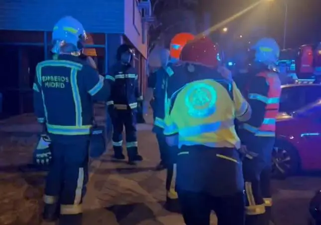 2 muertos y 9 heridos, entre ellos 2 menores, al incendiarse un bloque de pisos