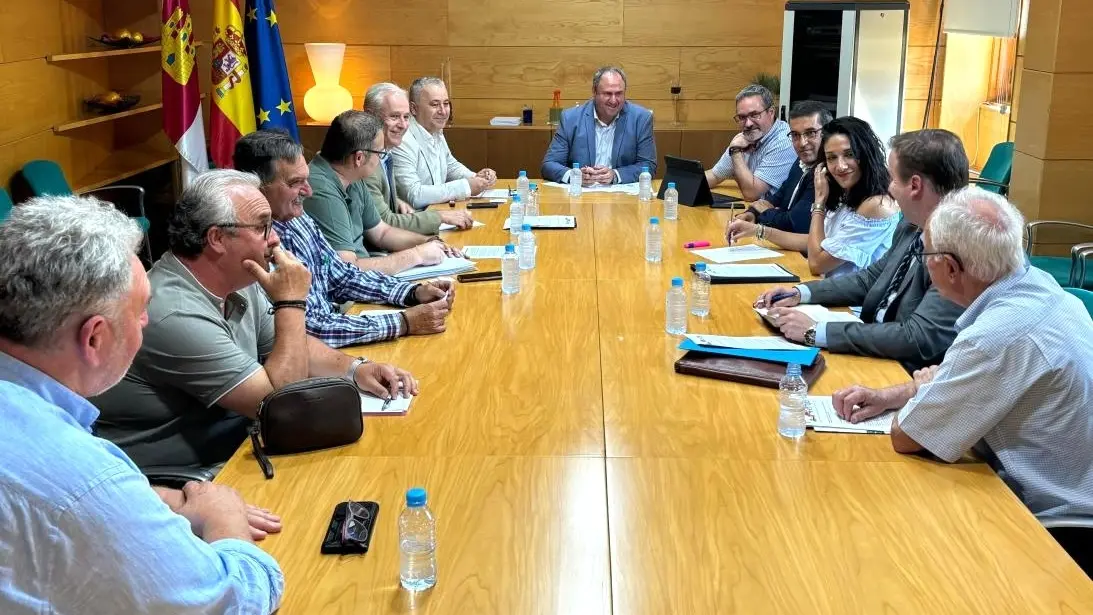 La Junta aborda con Fertajo las necesidades de sus comunidades de regantes