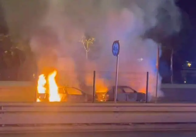 VIDEO. Grave accidente: dos coches colisionan en una avenida y salen ardiendo