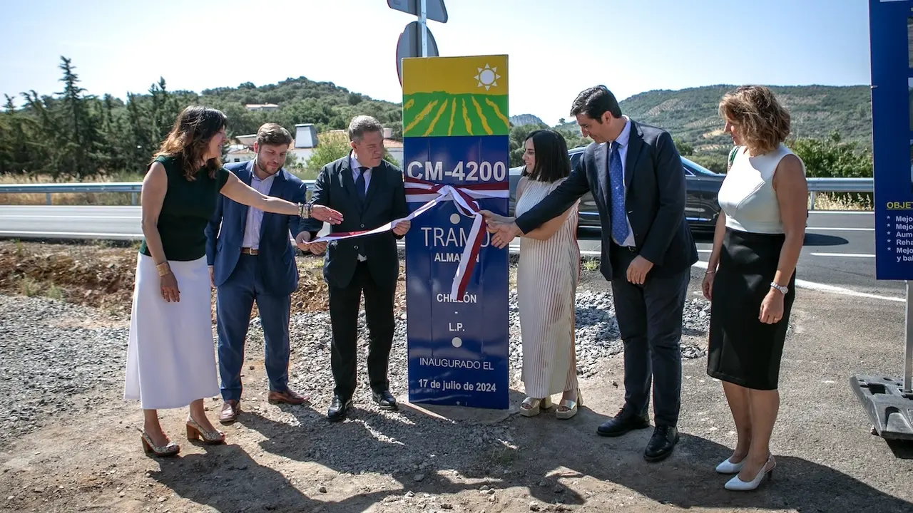 El presidente de Castilla-La Mancha, Emiliano García-Page, ha inaugurado en Chillón (Ciudad Real), las obras de rehabilitación y refuerzo del firme de la carretera CM-4200
