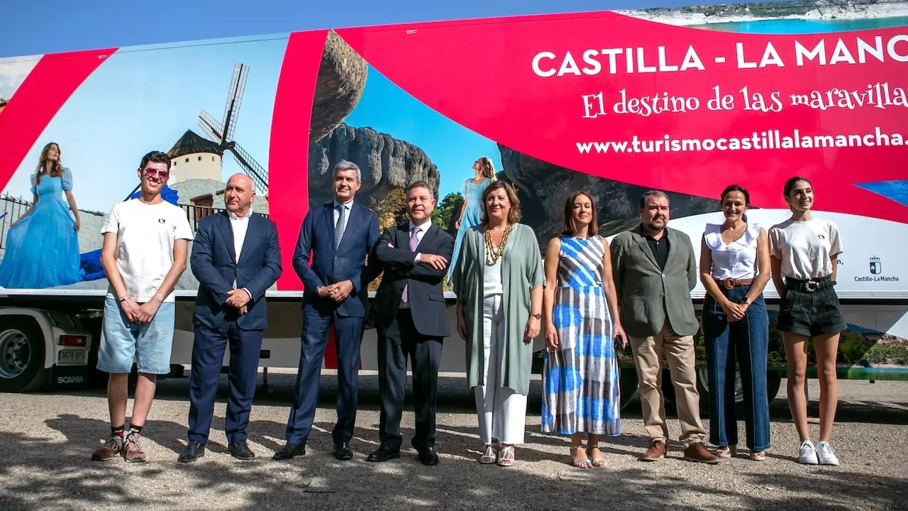 El jefe del Ejecutivo regional, Emiliano García-Page, visita la caravana promocional de turismo de la región, que recorrerá diversos puntos turísticos de las costas españolas durante el verano de 2024 para promocionar la actividad turística en Castilla-La Mancha.