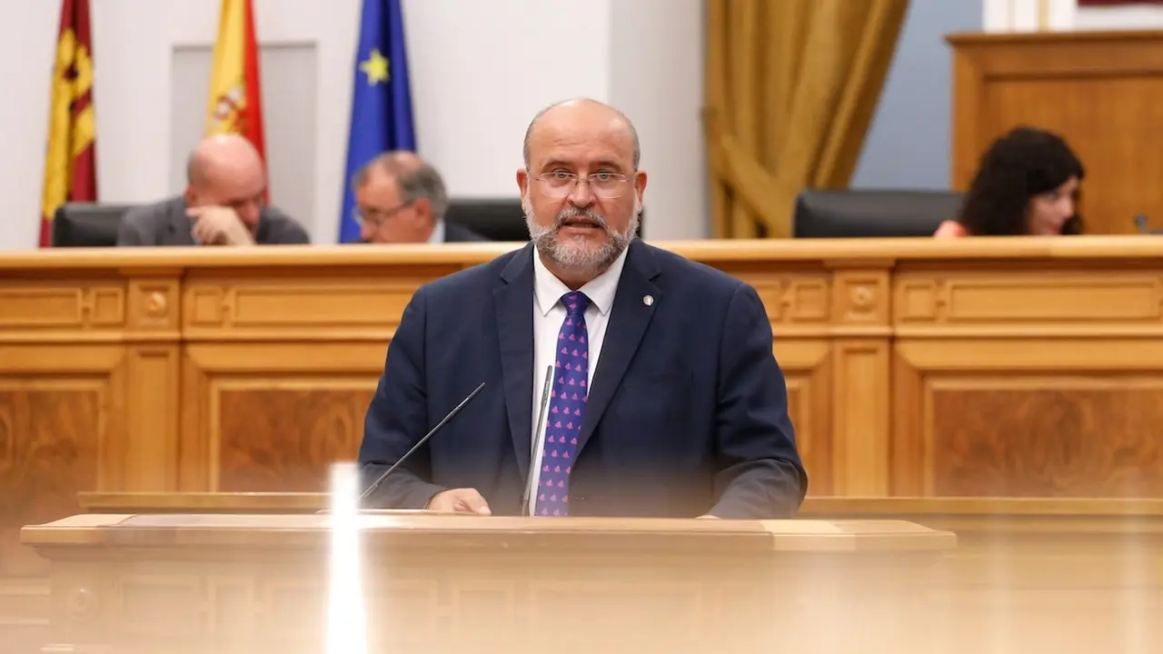 El vicepresidente primero del Gobierno de Castilla-La Mancha, José Luis Martínez Guijarro, durante su intervención en el Pleno de las Cortes regionales