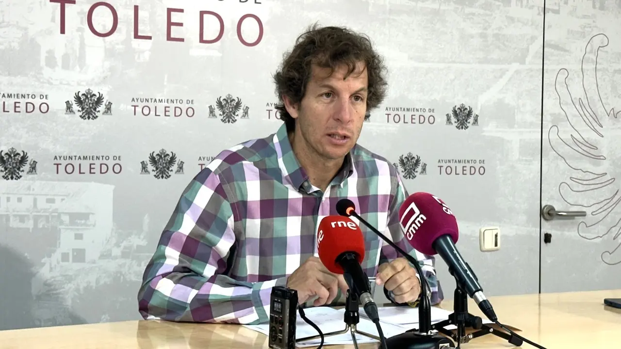 El concejal de Medioambiente, Río Tajo y Deportes, Rubén Lozano, durante la rueda de prensa que ha ofrecido en el Consistorio