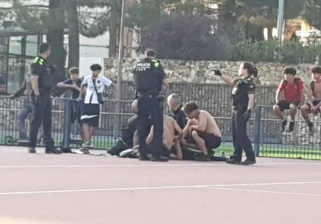 Ataca a un chico con un pico en plena calle y lo envía al hospital sin una mano