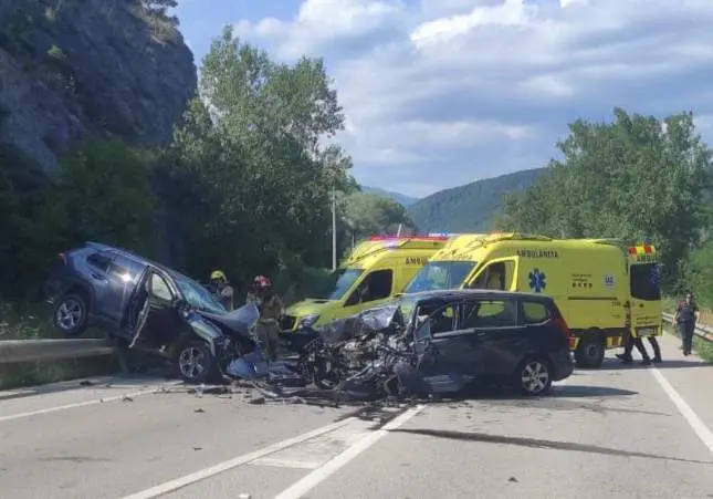 Dos conductores muertos y varios heridos en un choque frontal de dos turismos, colisión, accidente de tráfico