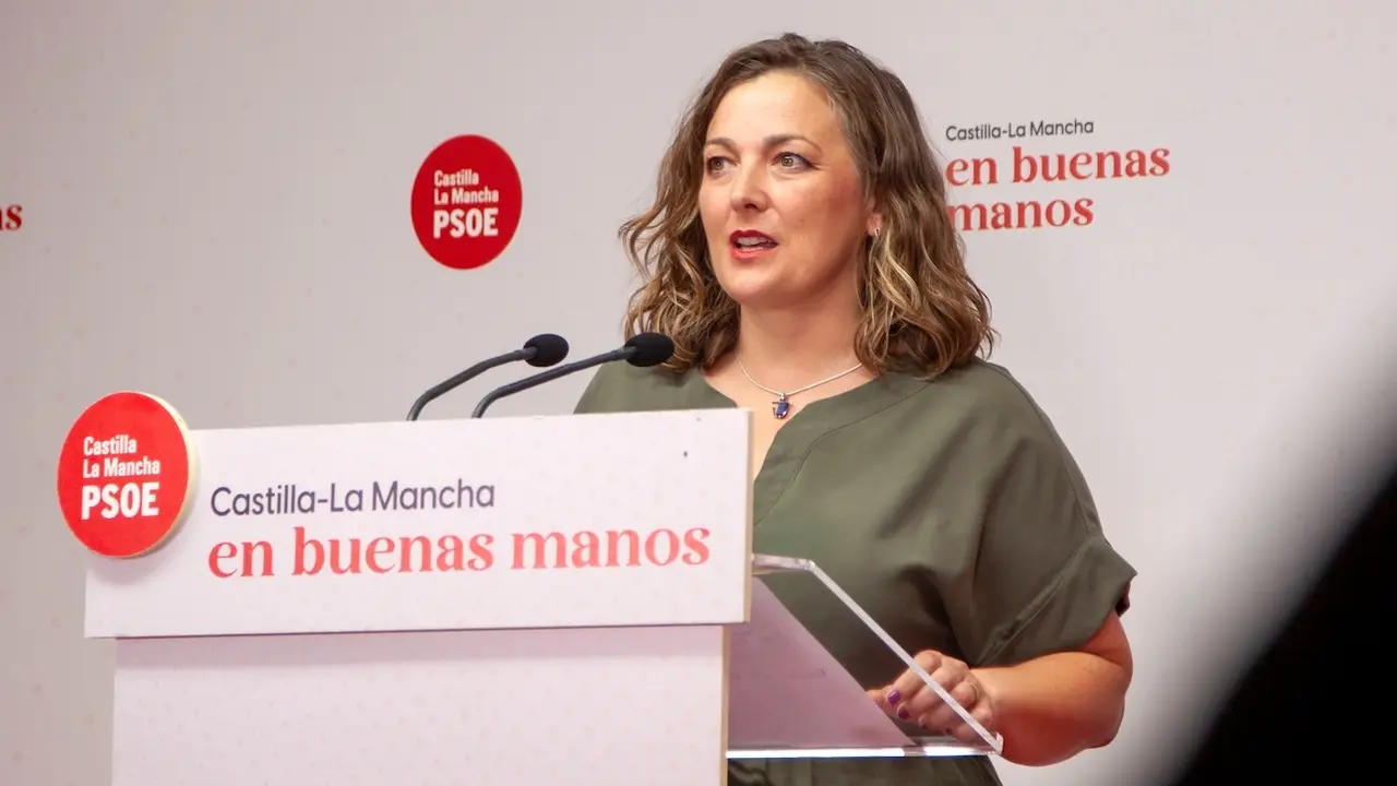 La diputada del PSOE en las Cortes de Castilla-La Mancha, Rosario García Saco, durante la rueda de prensa que ha ofrecido en la sede de los socialistas en Toledo