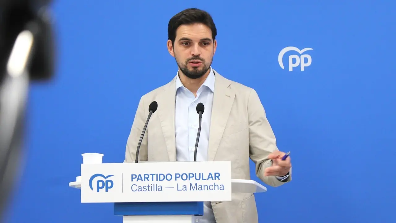 El diputado del PP en las Cortes de Castilla-La Mancha, Santiago Serrano, durante la rueda de prensa que ha ofrecido en la sede de los 'populares' en Toledo