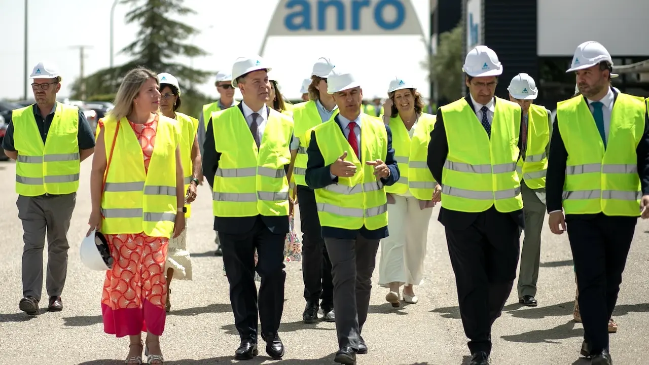El presidente de Castilla-La Mancha, Emiliano García-Page, durante la visita que ha realizado a la empresa ANRO en Tomelloso (Ciudad Real)