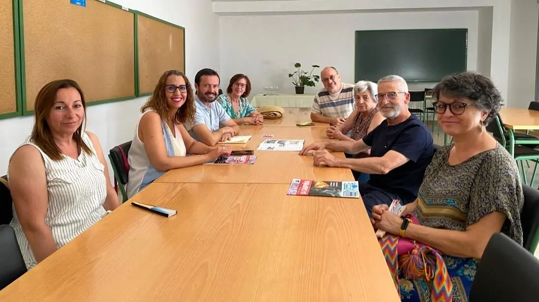 La consejera de Igualdad, Sara Simón, ha mantenido un encuentro con Violencia Machista Cero, una asociación de apoyo a las víctimas de violencia de género en El Casar (Guadalajara), con una importante presencia masculina