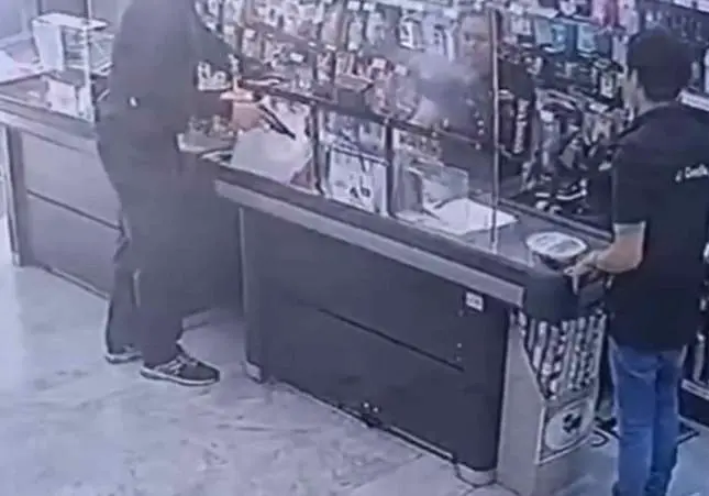VIDEO. Atraco a punta de pistola en un supermercado: una dependienta atendida