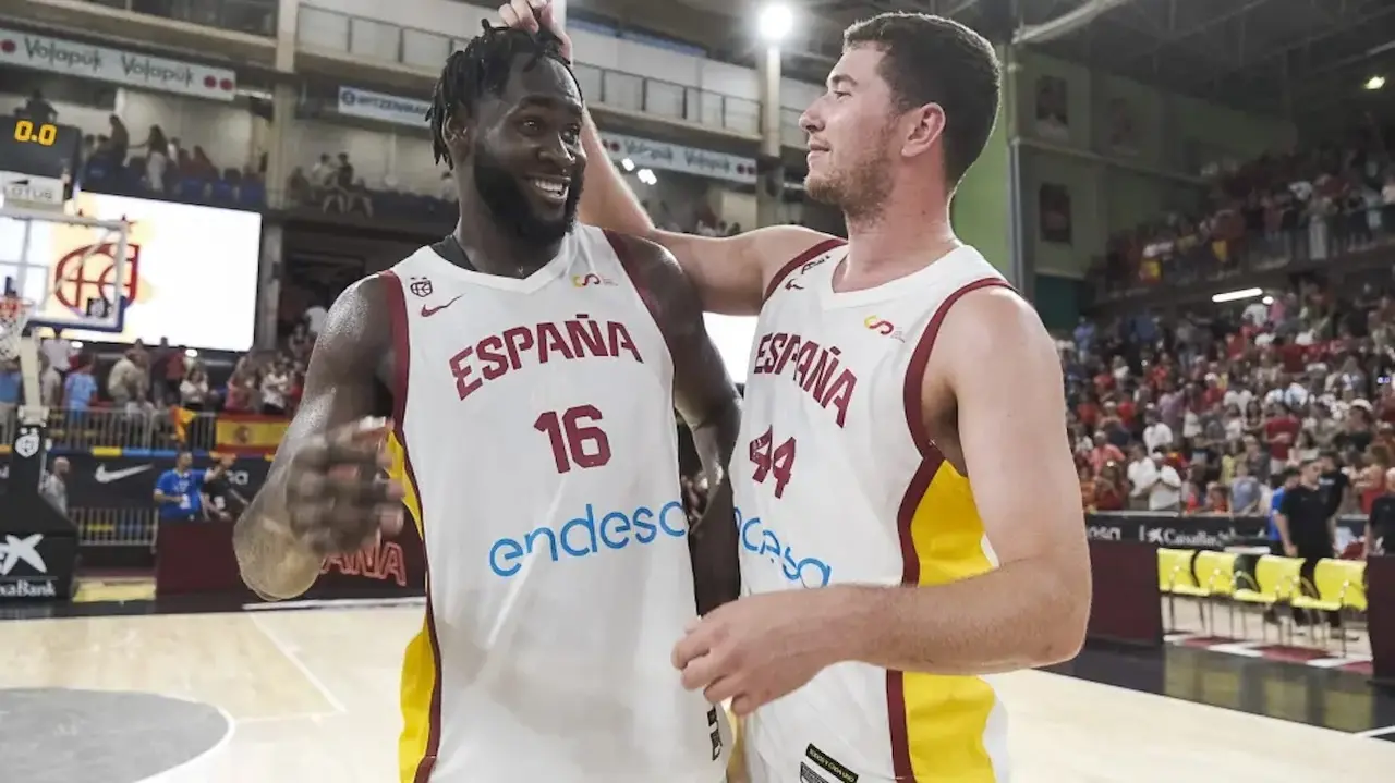 Los jugadores de la selección española, Dario Brizuela y Usman Garuba, a la finalización del encuentro amistoso que han disputado este viernes frente a Argentina en Guadalajara - EFE/Nacho Izquierdo