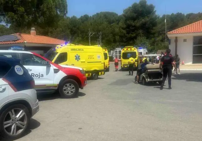 Dos padres y sus dos hijos entre la vida y la muerte al explotar una embarcación