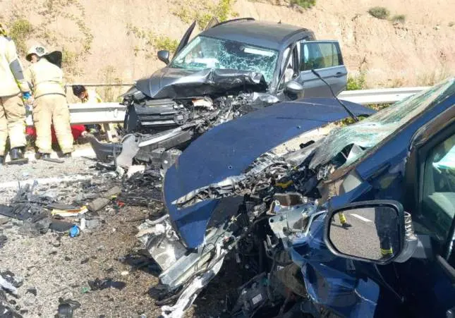Muere una niña y seis heridos, tres muy graves, en una colisión frontal de dos coches