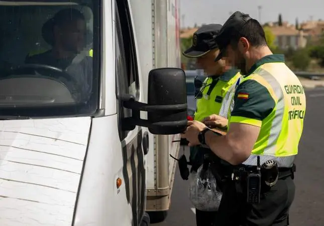 Un conductor piensa que está en Alemania y circula a 259 km/h por una autovía, camión, control, Guardia Civil