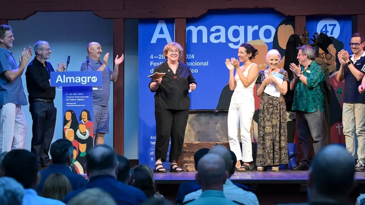 El Festival Internacional de Teatro Clásico de Almagro ha homenajeado a la dramaturga, directora de escena, actriz y maestra, Laila Ripoll (c) - EFE/Jesús Monroy