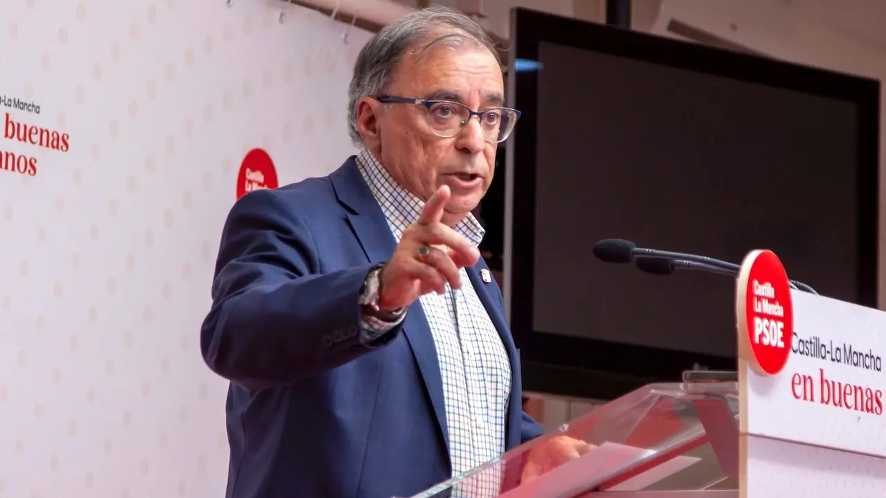 El diputado del PSOE en las Cortes de Castilla-La Mancha, Fernando Mora, durante la ruedas de prensa que ha ofrecido en la sede de los socialistas en Toledo