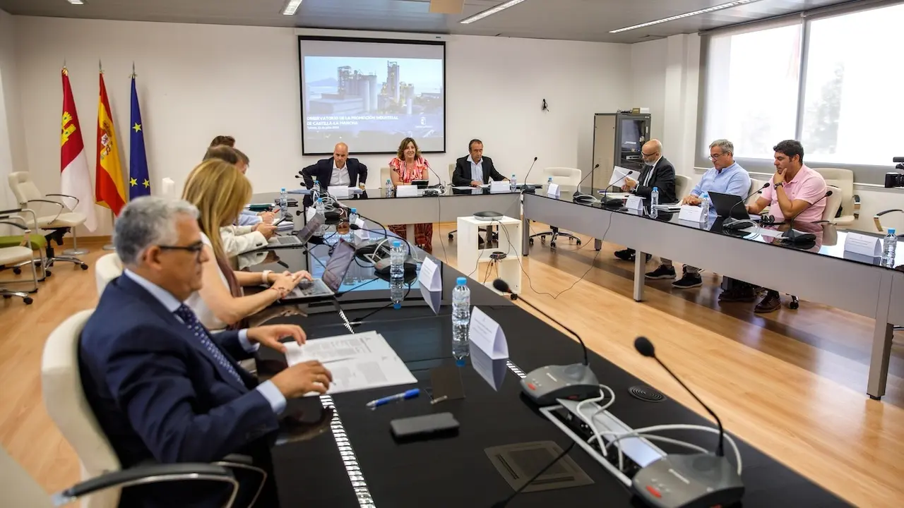 La consejera de Economía, Empresas y Empleo, Patricia Franco, ha presidido la reunión del Observatorio de Promoción Industrial de Castilla-La Mancha, en la sala de juntas de la Escuela de Administración Regional