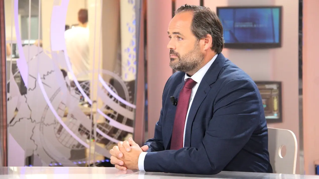 El presidente del PP de Castilla-La Mancha, Paco Núñez, en un momento de la entrevista en la televisión pública regional