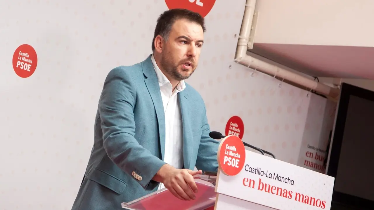 El diputado del PSOE en las Cortes de Castilla-La Mancha, Antonio Sánchez Requena, durante la rueda de prensa que ha ofrecido en la sede de los socialistas en Toledo