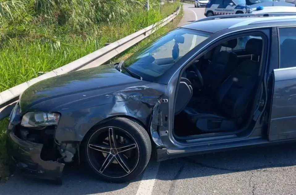 Escapa de la Policía contra dirección y drogado: destroza coches y hiere a 3 agentes