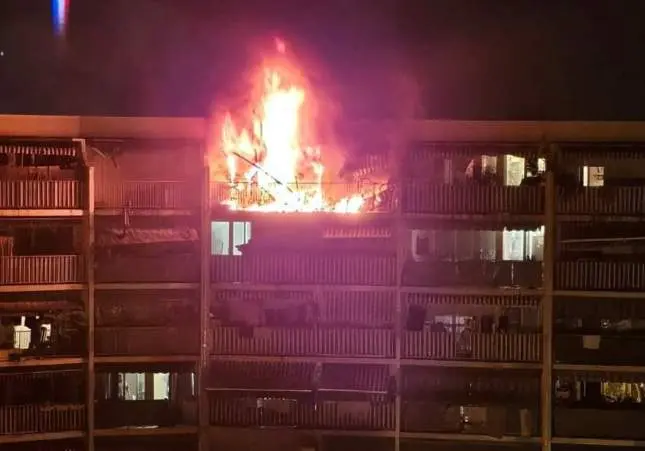 Al menos 7 muertos, entre ellos un niño, en el incendio de un edificio de viviendas