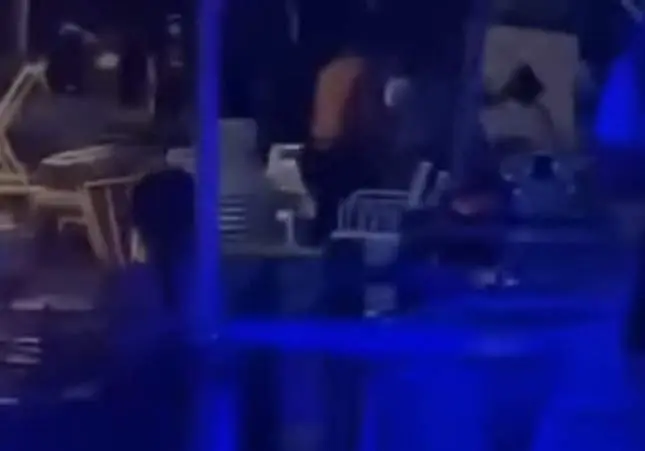 Intenta entrar en un bar que estaba cerrando, saca un cuchillo y siembra el pánico