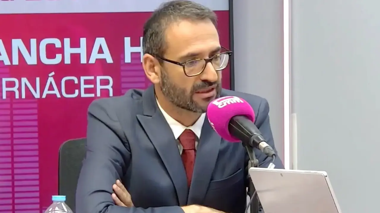 El secretario de Organización del PSOE de Castilla-La Mancha y diputado nacional, Sergio Gutiérrez, durante la entrevista en la radio pública regional