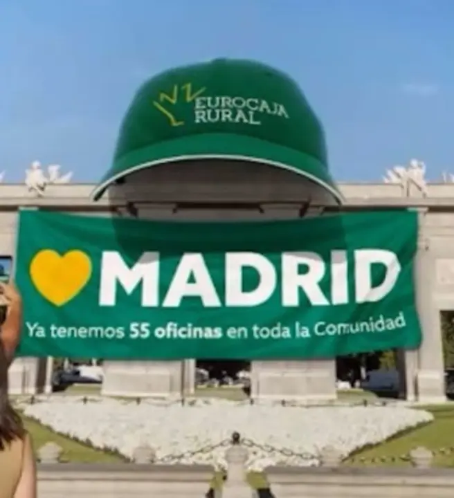 La "elegante" e icónica gorra de Eurocaja se alía con la Puerta de Alcalá
