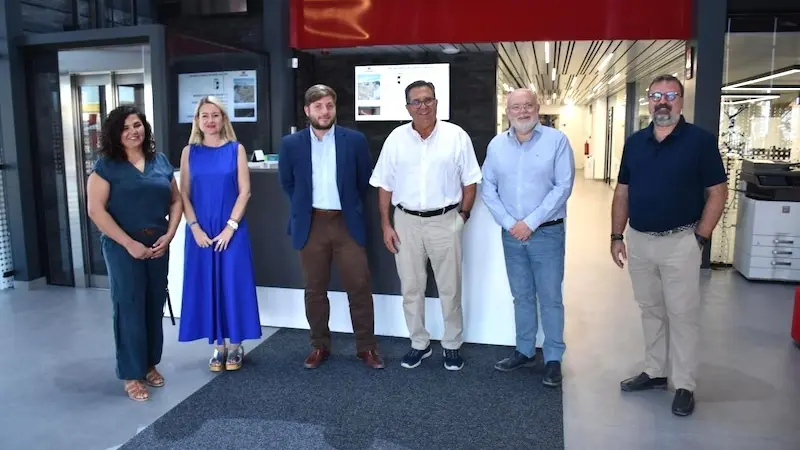 El consejero de Fomento, Nacho Hernando, ha visitado la empresa ER Ingeniería que recibió el Premio Empresa Inversora en Calidad y Medioambiente ‘San Juan’ 2024 concedido por FEDA