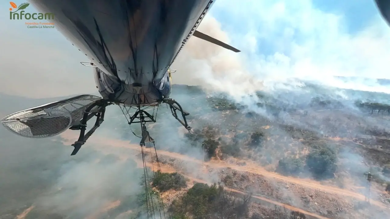 Trabajan en la extinción de un incendio forestal declarado en Argamasilla de Calatrava (Ciudad Real)