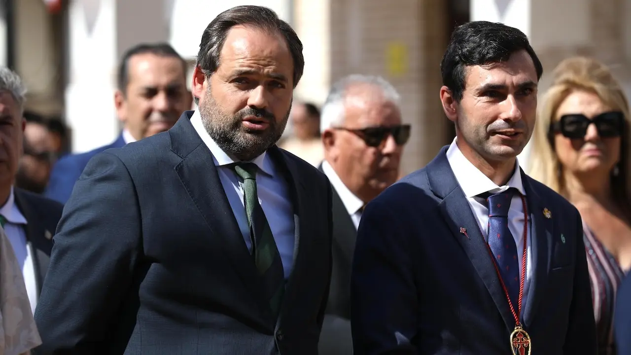 El presidente del PP de Castilla-La Mancha, Paco Núñez, en su visita a las fiestas de El Carpio de Tajo (Toledo), junto al alcalde Diego Martín
