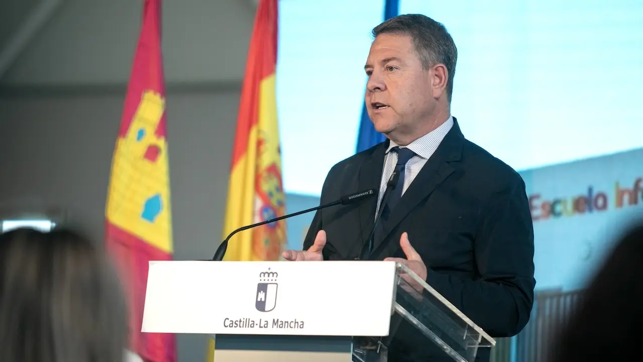 El presidente de Castilla-La Mancha, Emiliano García-Page, ha inaugurado la nueva escuela infantil ‘Sonrisas’ de Casarrubios del Monte (Toledo)