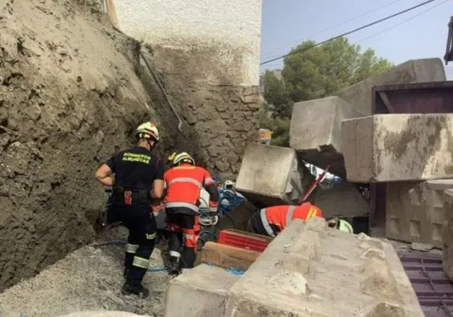 La obra de su casa le cuesta la vida: muere aplastado por un muro de hormigón