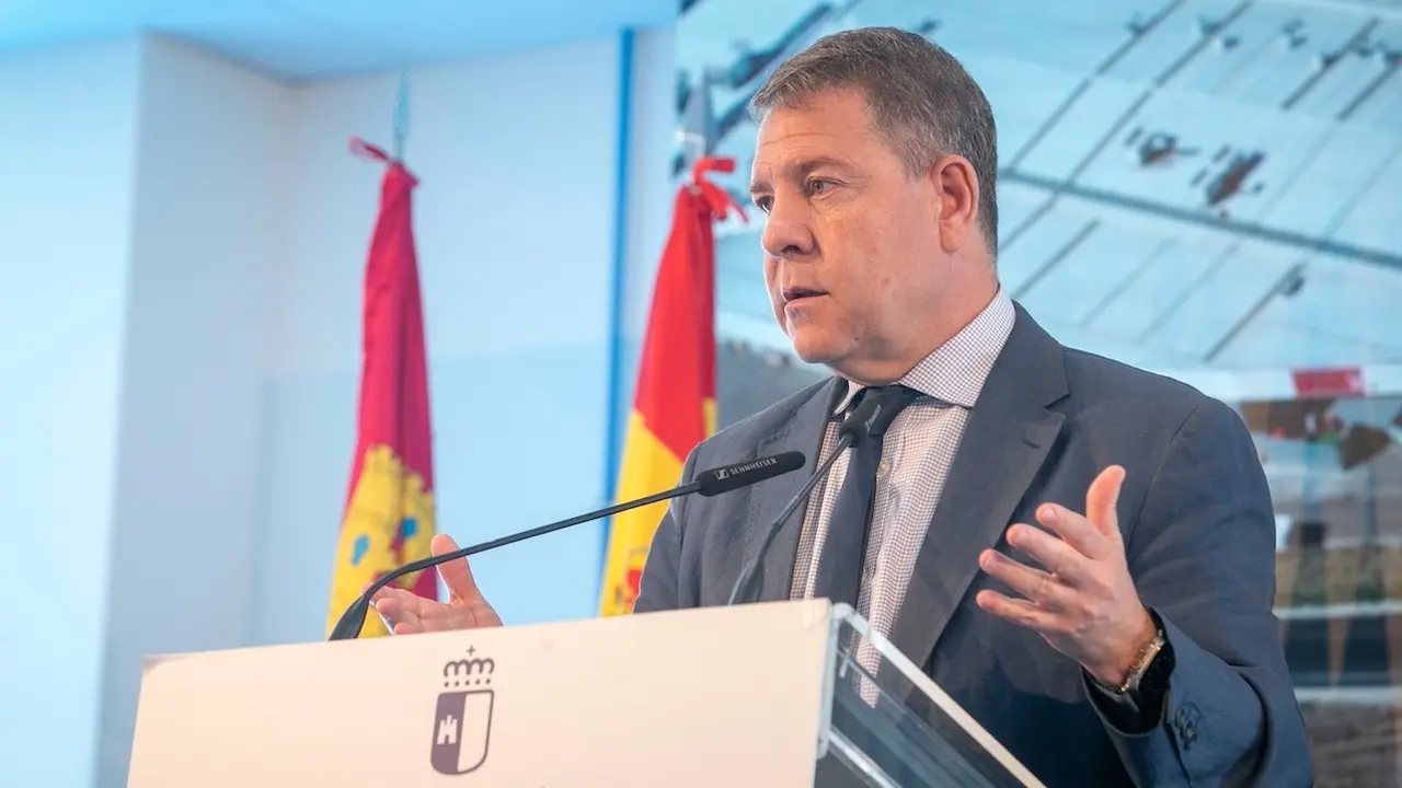 El presidente de Castilla-La Mancha, Emiliano García-Page, ha visitado en Illescas (Toledo) la finalización de las obras de remodelación del paso superior sobre la autovía A-42